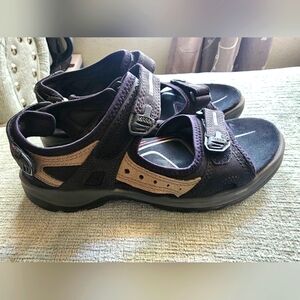 ECCO Yucatan Sandal in black with gray accents